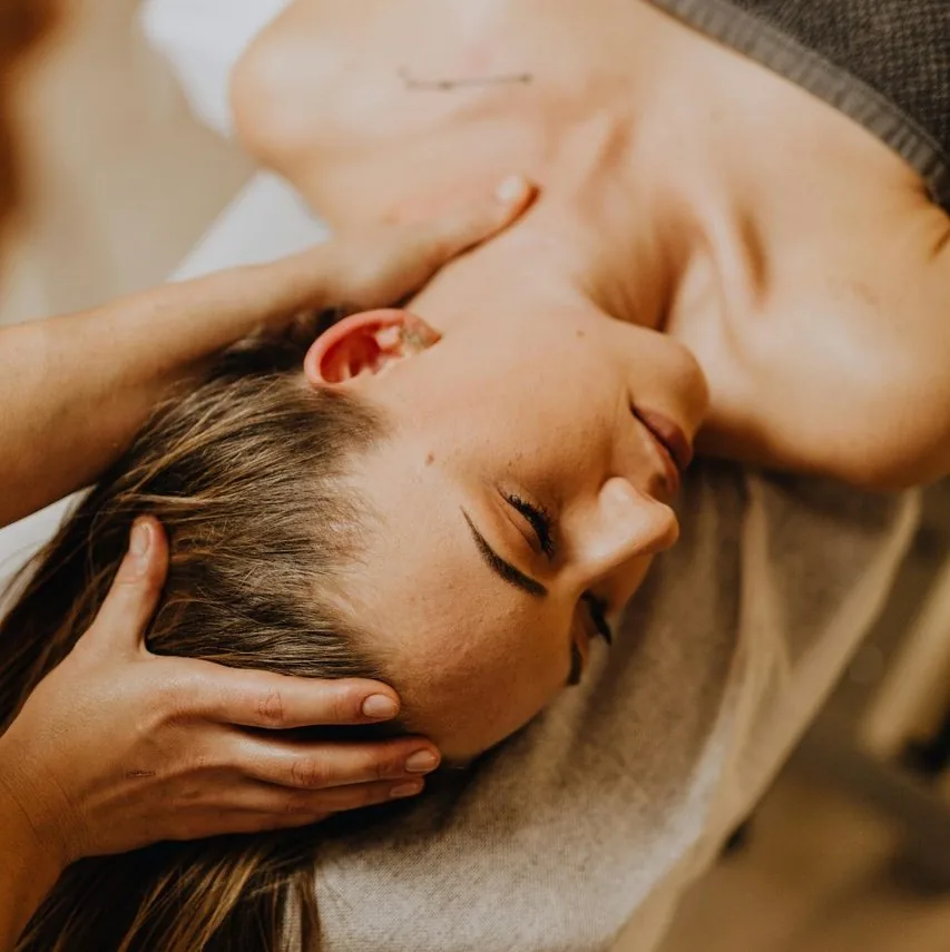 Zachte osteopathische behandeling van een patiënt bij Ad Fontes