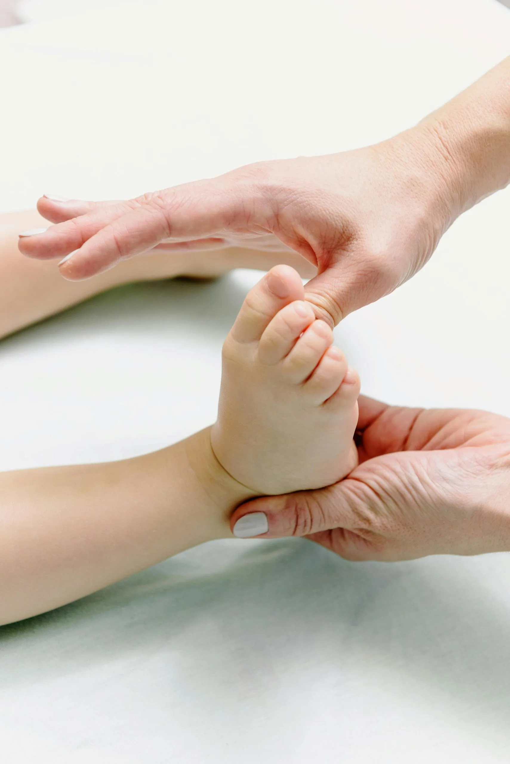 Zachte osteopathische behandeling van een baby