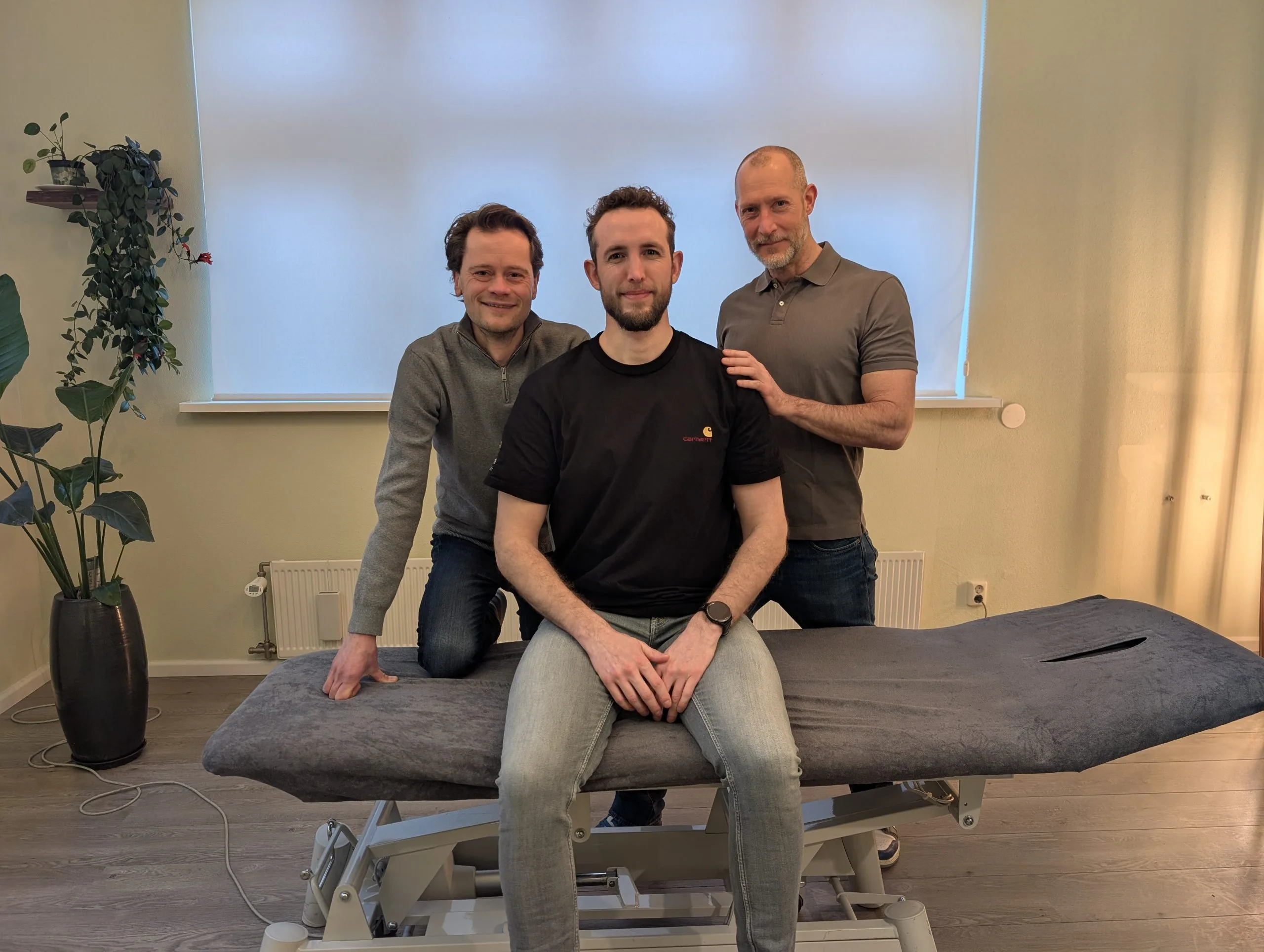 Pieter Jans, Bram Berger en Ramon van Haalen in de behandelruimte